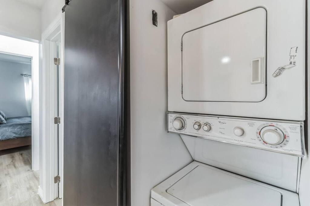 Modern City Ranch 3 Bdrm Family Home Access By Dirt Road بالمديل المظهر الخارجي الصورة