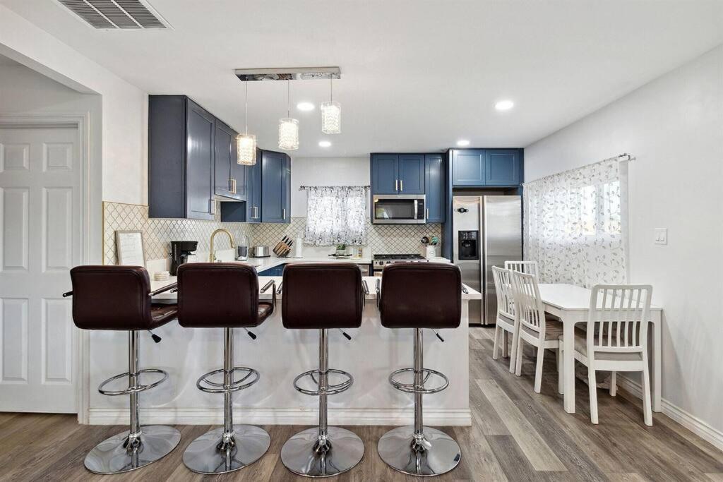 Modern City Ranch 3 Bdrm Family Home Access By Dirt Road بالمديل المظهر الخارجي الصورة