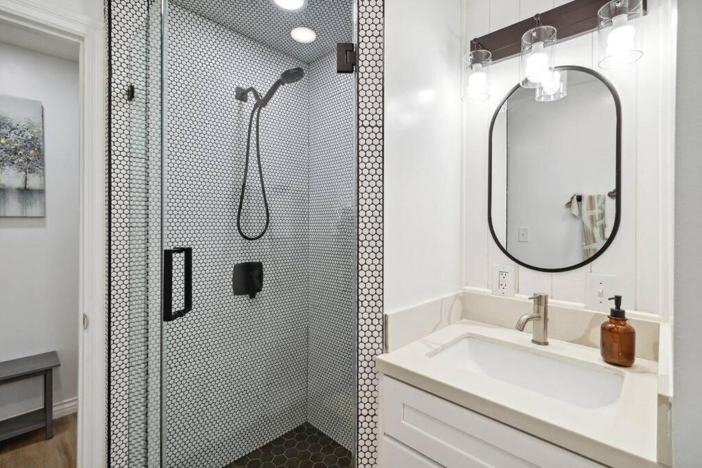 Modern City Ranch 3 Bdrm Family Home Access By Dirt Road بالمديل المظهر الخارجي الصورة
