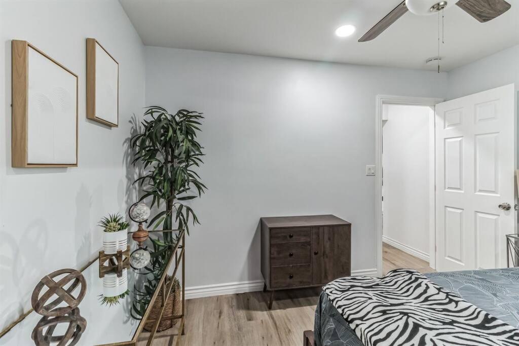 Modern City Ranch 3 Bdrm Family Home Access By Dirt Road بالمديل المظهر الخارجي الصورة