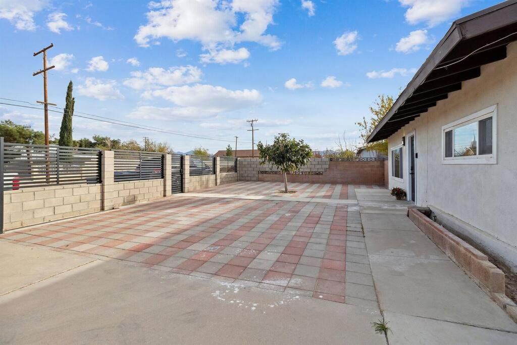 Modern City Ranch 3 Bdrm Family Home Access By Dirt Road بالمديل المظهر الخارجي الصورة