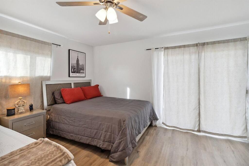 Modern City Ranch 3 Bdrm Family Home Access By Dirt Road بالمديل المظهر الخارجي الصورة