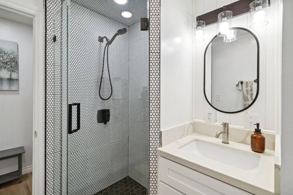 Modern City Ranch 3 Bdrm Family Home Access By Dirt Road بالمديل المظهر الخارجي الصورة