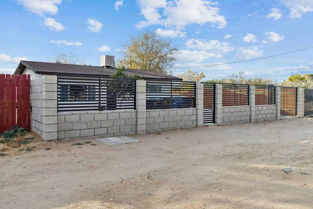 Modern City Ranch 3 Bdrm Family Home Access By Dirt Road بالمديل المظهر الخارجي الصورة