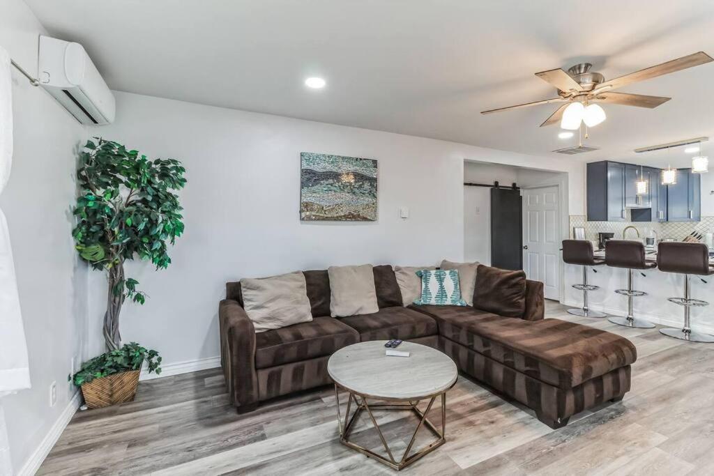 Modern City Ranch 3 Bdrm Family Home Access By Dirt Road بالمديل المظهر الخارجي الصورة